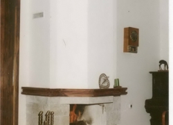 1241 И това е зидана камина, правена още през 1994 г. Облицована е с обрязан гнайс, полиран варовик и дървена греда.
