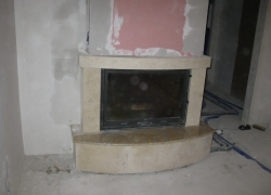 076 Това е камина с водна риза. Камерата е CHAUDIERE 830 на FONTE FLAMME с обща мощност 17 kW. Монтирахме я и стоплихме тристаен апартамент в студентски град. Облицовката е изработена от масивен варовик, а плотовете - от гранит "Кашмир голд". По-късно ще бъде монтирана и дървена греда над горните чела.