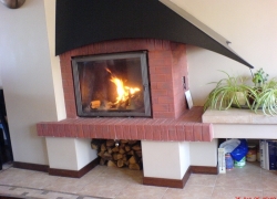 071 Кокетна кооперация в Лозенец. Камина с френска камера CLAIRFLAM 685-083 на FONTE FLAMME. Облицовката е от червени тухли и боядисан с топлоустойчива боя метал.