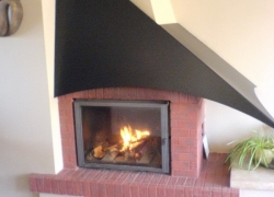 072 Кокетна кооперация в Лозенец. Камина с френска камера CLAIRFLAM 685-083 на FONTE FLAMME. Облицовката е от червени тухли и боядисан с топлоустойчива боя метал.