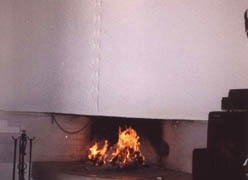 134 Зидана камина, интегрирана в стената и прилежащ плот. Облицовка от врачански варовик. Цялата горна част на камината е окачена за тавана.